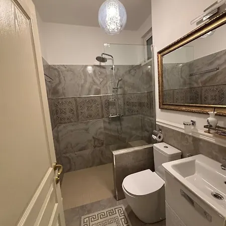Charming Flat In - Steps From Ndk