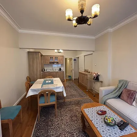 Charming Flat In - Steps From Ndk Apartment *