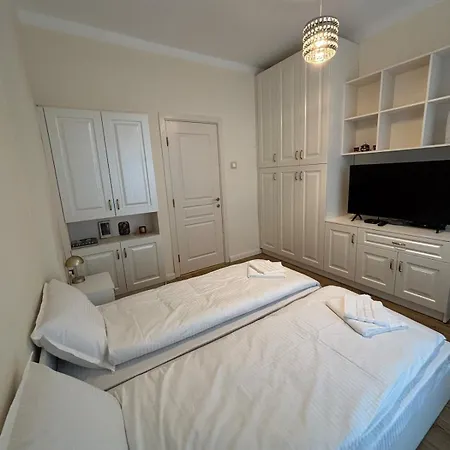Charming Flat In - Steps From Ndk