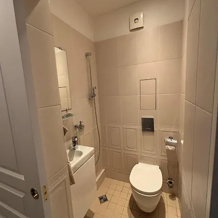 Charming Flat In - Steps From Ndk Apartment *