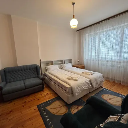 Charming Flat In - Steps From Ndk Apartment